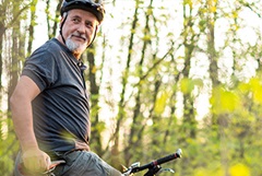 Mann beim Fahrradfahren als nichtmedikamentöse Behandlung von Osteoporose