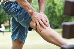 Osteoporose-Symptome: Mann verspürt Schmerzen im Knie beim Laufen 