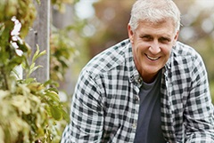 Mann ist im Garten aktiv - Bewegung kann Osteoporose vorbeugen