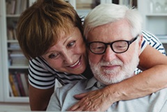 Paar sucht online nach Materialien für Osteoporose-Patienten