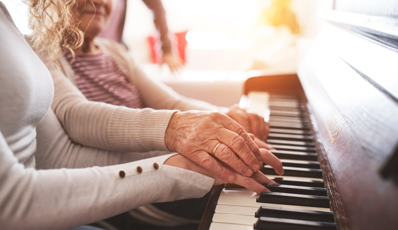 Dank Biphosphonaten kann Osteoporose-Patientin weiter Klavier spielen