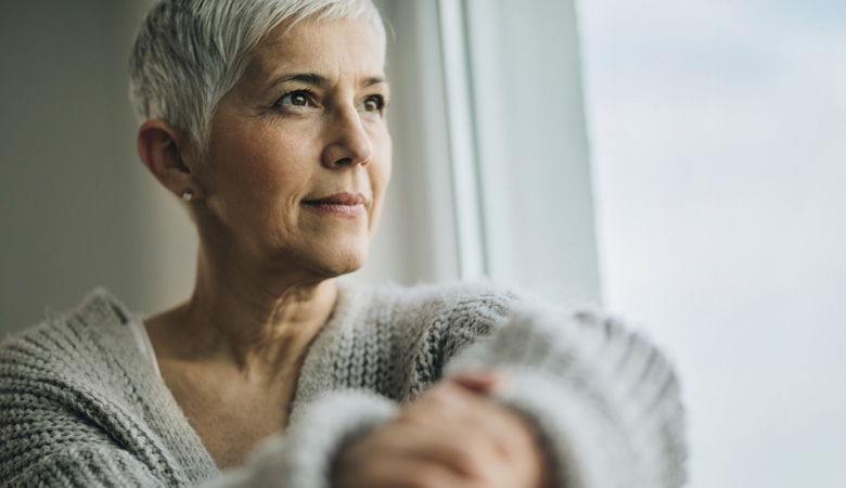 Frau denkt darüber nach, eine neue Osteoporose-Therapie anzutreten