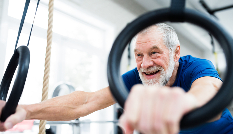 Mann im Fitnessstudio: Dank Bewegung lässt sich Osteoporose auch ohne Medikamente behandeln