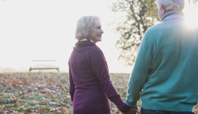 Osteoporose-Therapie: Senioren-Paar tankt Vitamin D in der Sonne